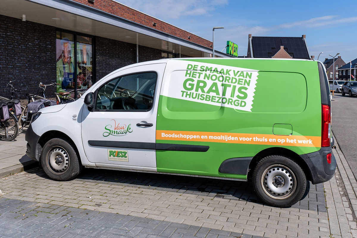 Bestelauto met opgeplakte zijruiten